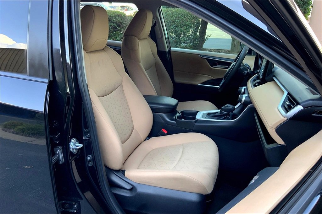 2021 Toyota RAV4 XLE photo 6