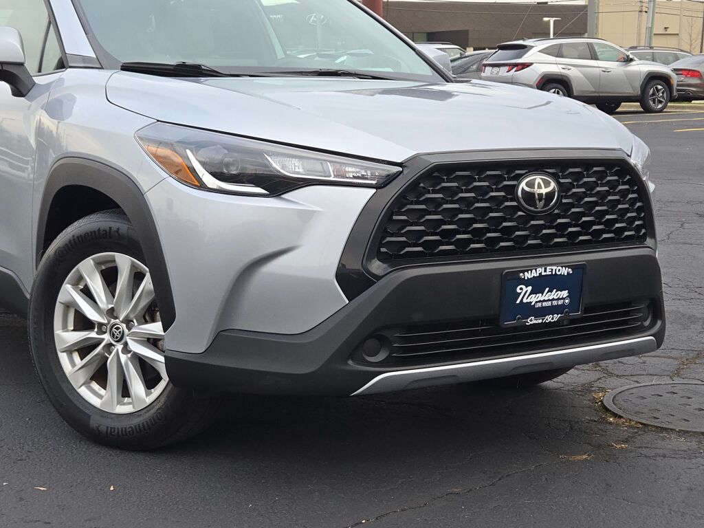 2023 Toyota Corolla Cross LE photo 2