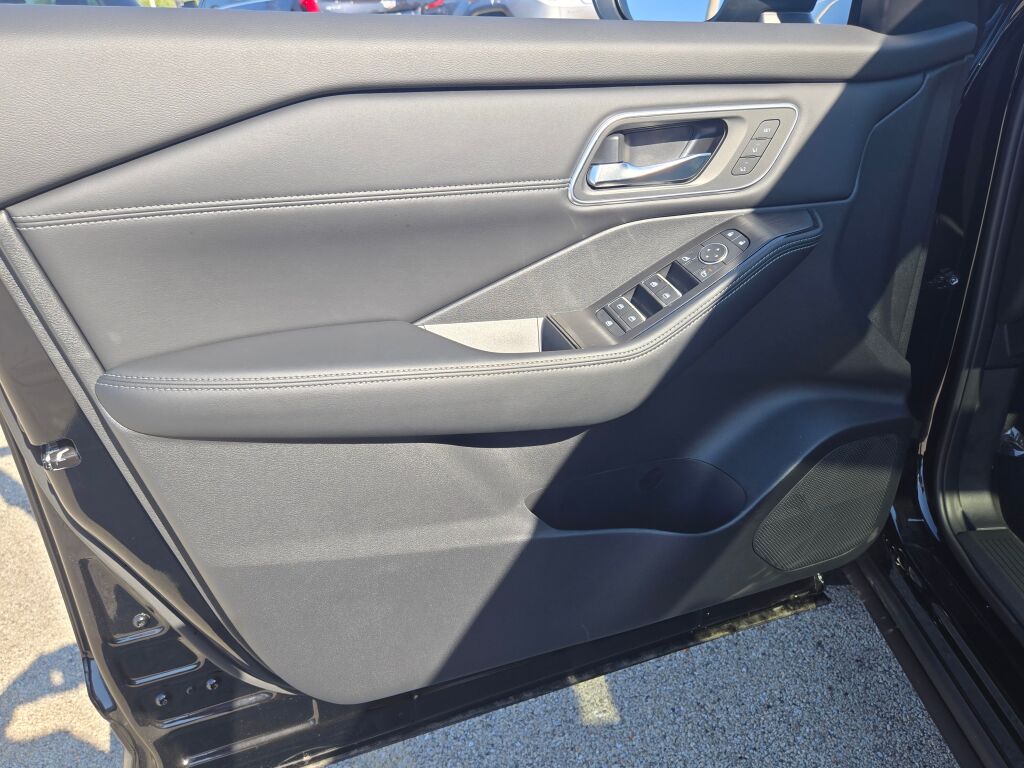 2026 Nissan Rogue Platinum photo 21