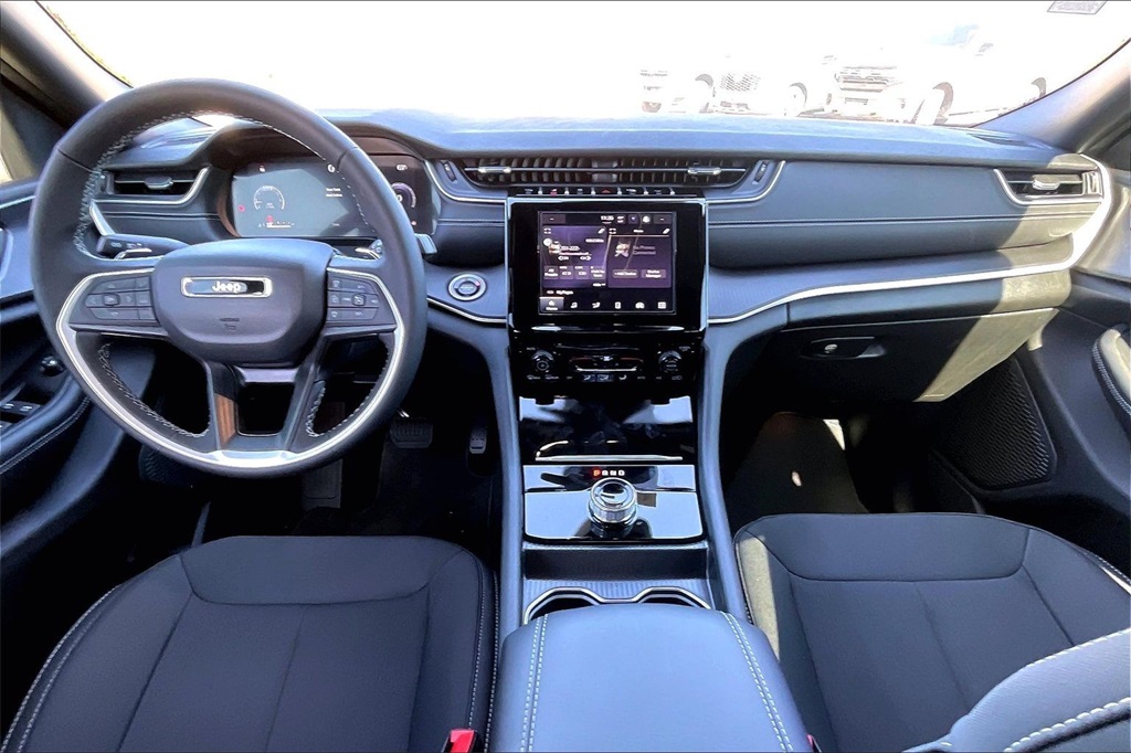 2025 Jeep Grand Cherokee Laredo X photo 4