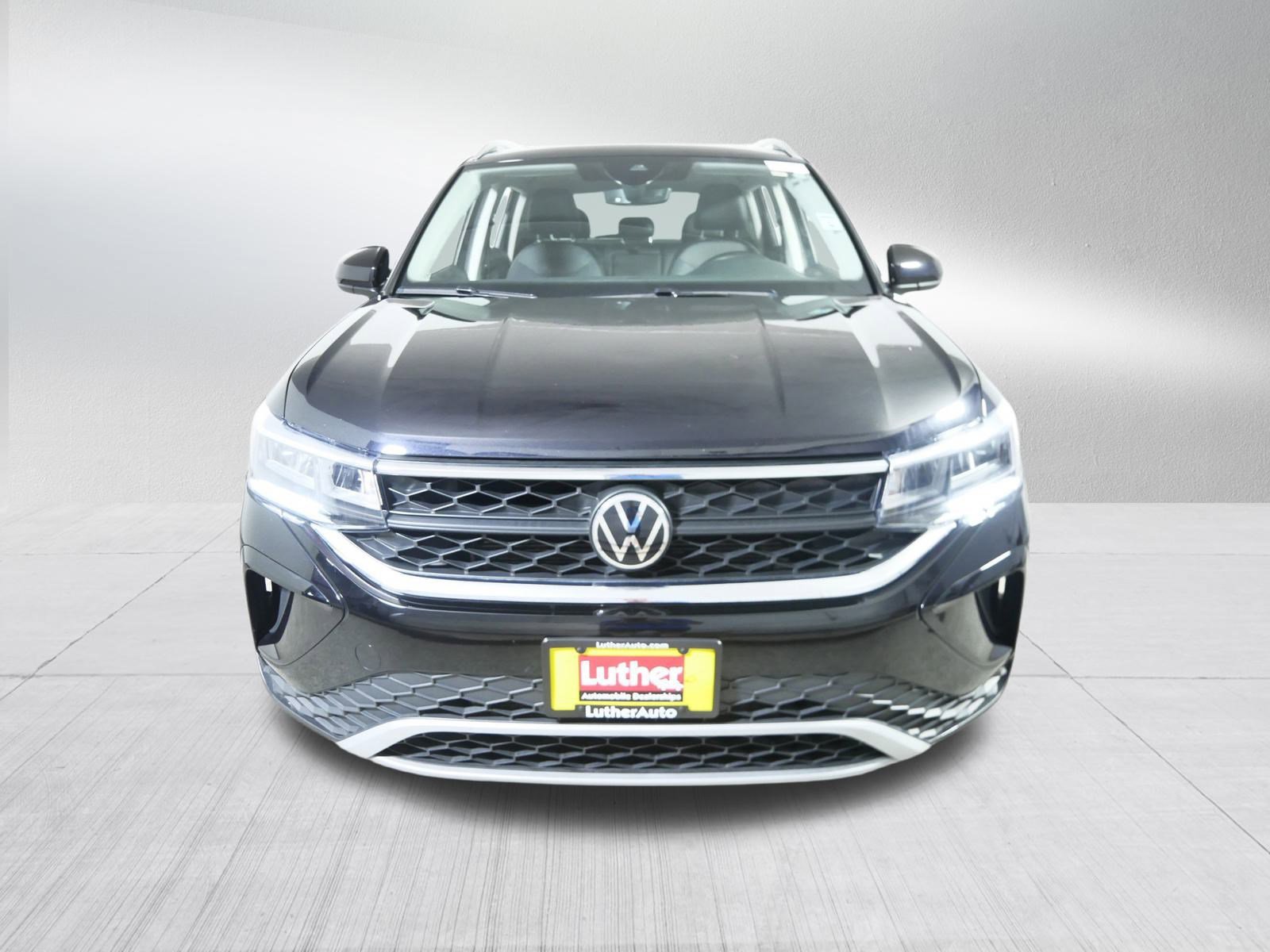 Used 2022 Volkswagen Taos SE with VIN 3VVPX7B22NM032293 for sale in Brooklyn Center, Minnesota