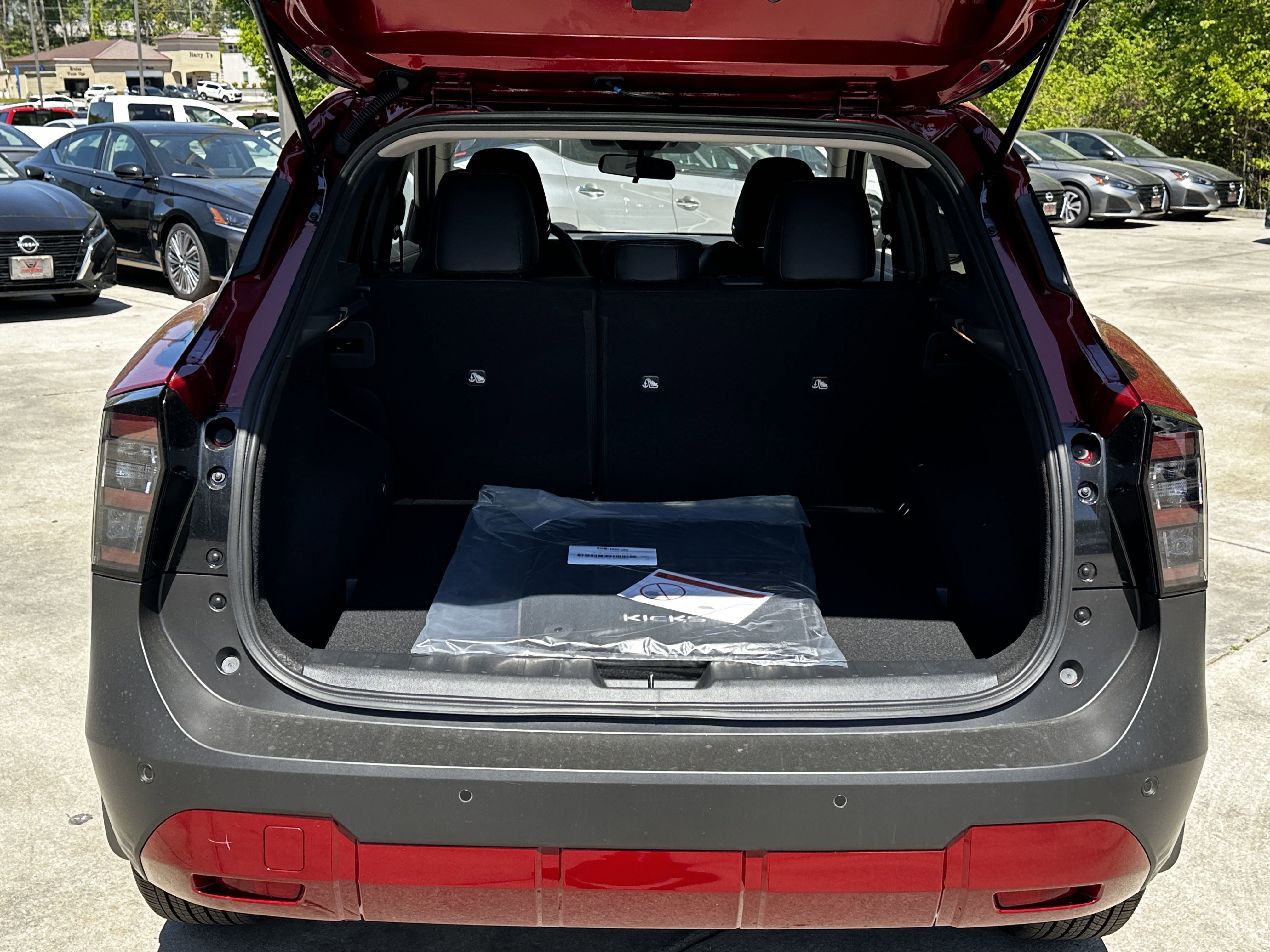 2025 Nissan Kicks SR photo 3