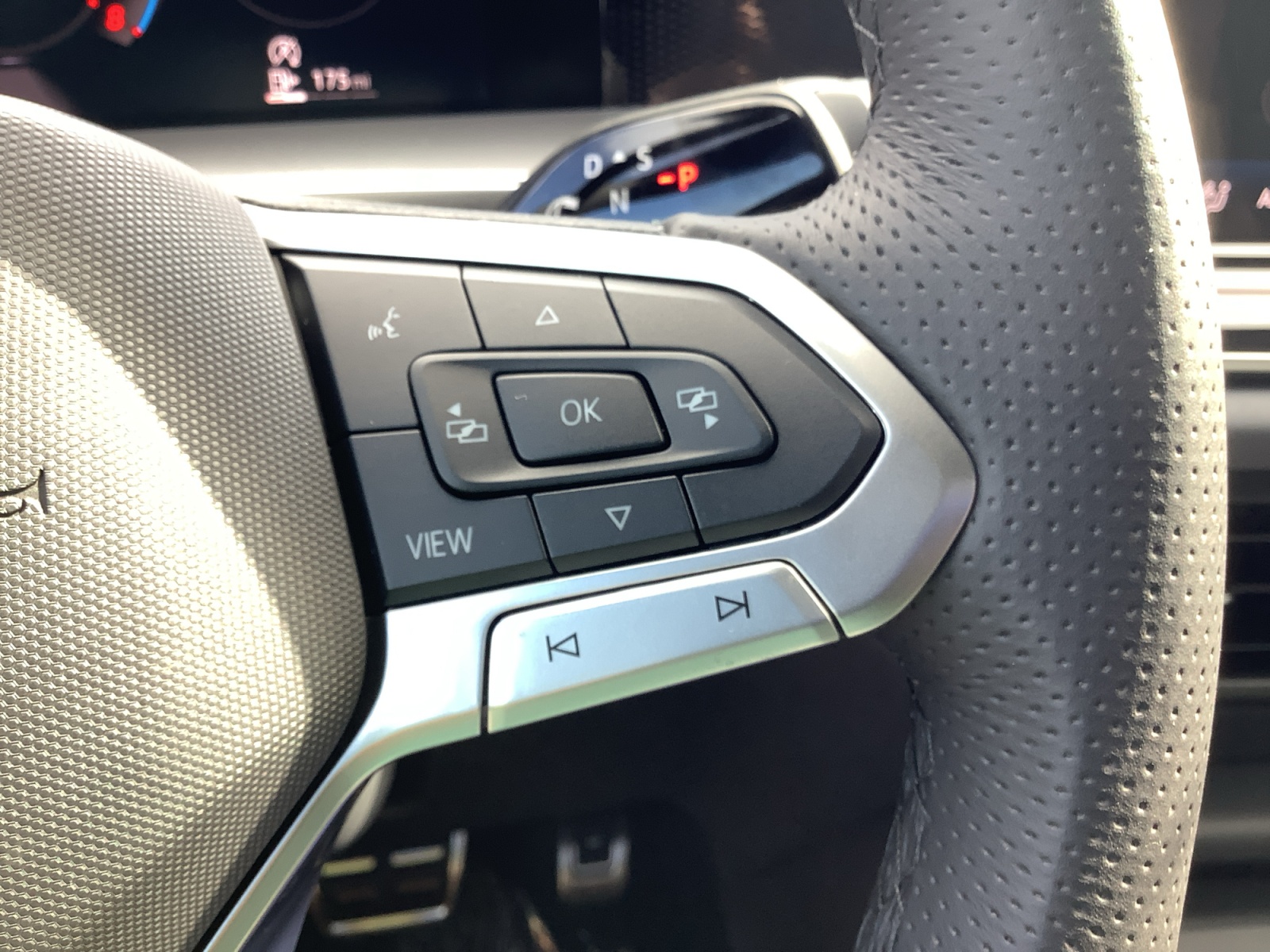 2025 Volkswagen Tiguan SE R-Line Black photo 24