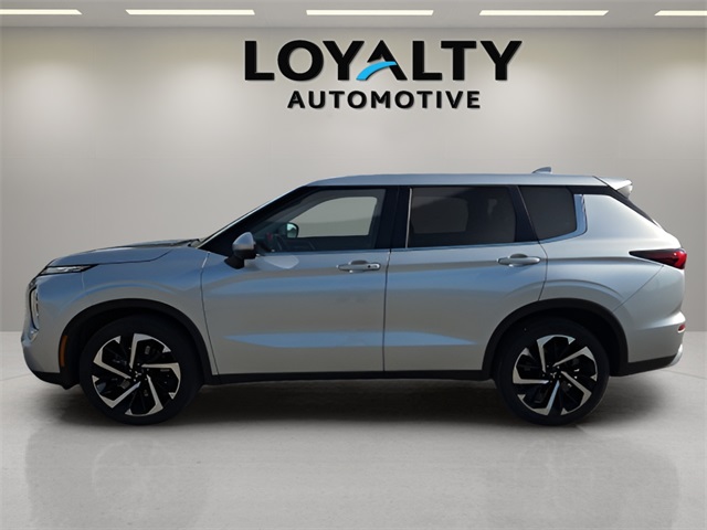 2024 Mitsubishi Outlander SE photo 2