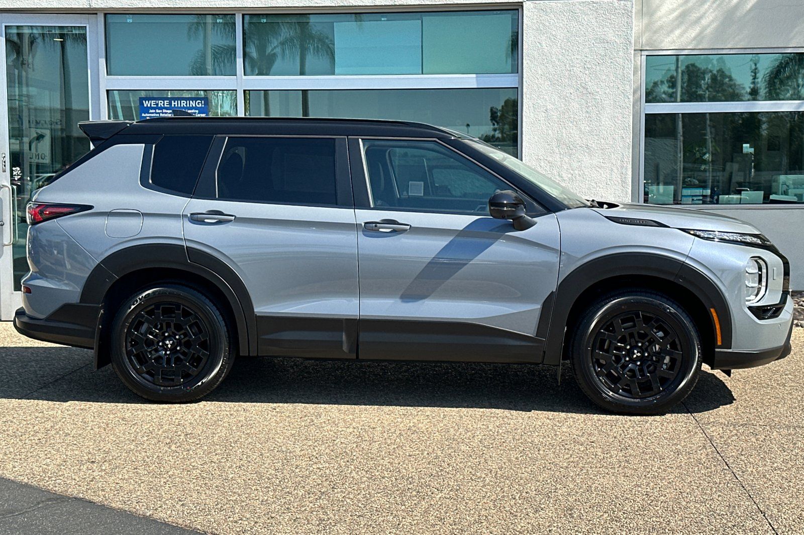 2025 Mitsubishi Outlander SE photo 3