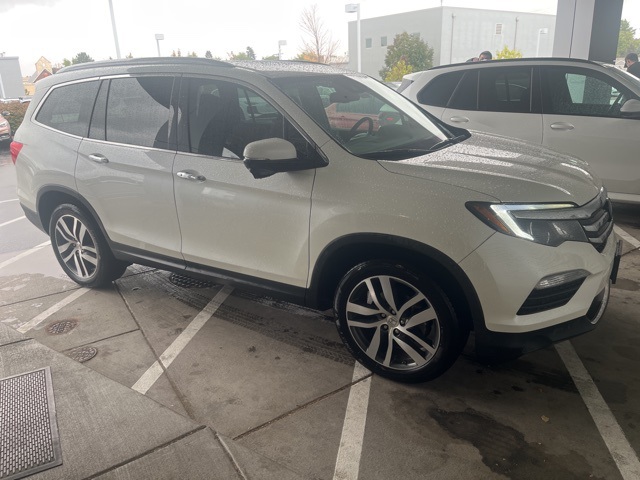2017 Honda Pilot Touring photo 2