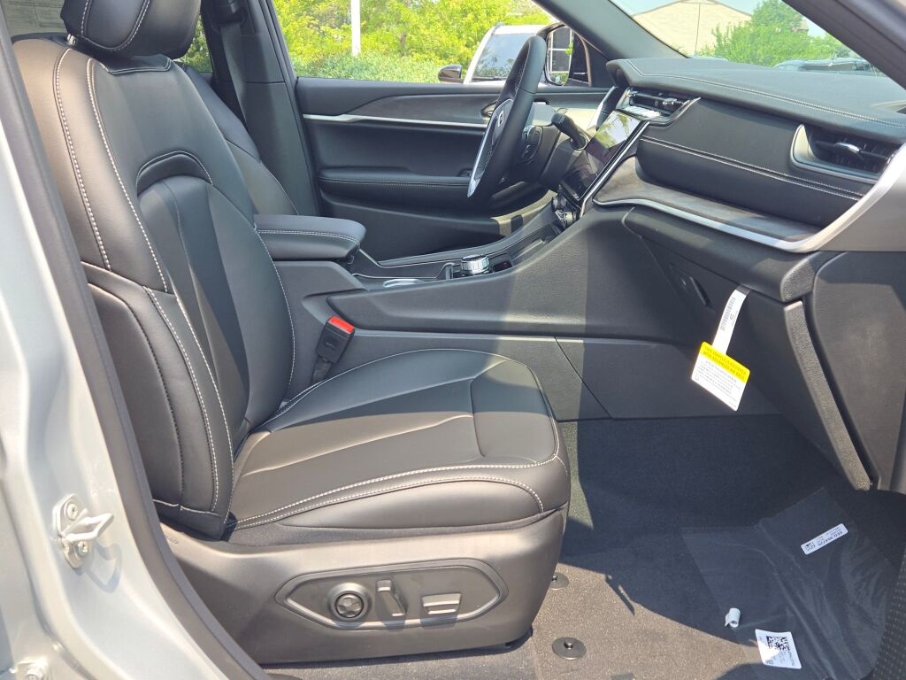 2025 Jeep Grand Cherokee Limited photo 6
