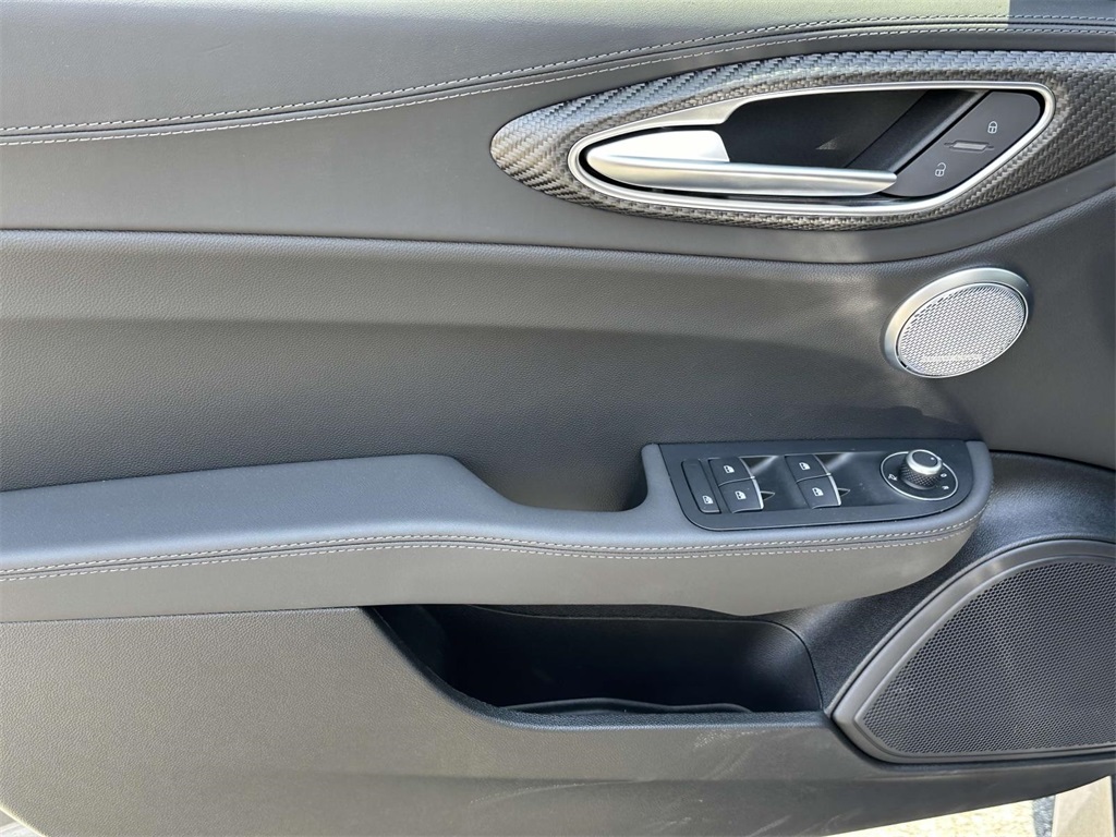 2024 Alfa Romeo Giulia Quadrifoglio photo 6