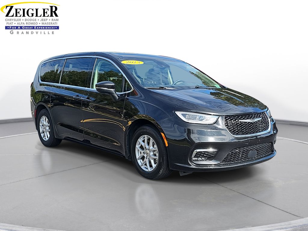 2023 Chrysler Pacifica Touring L photo 3