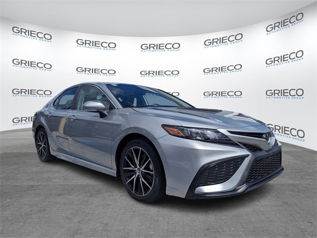 2023 Toyota Camry SE's photo