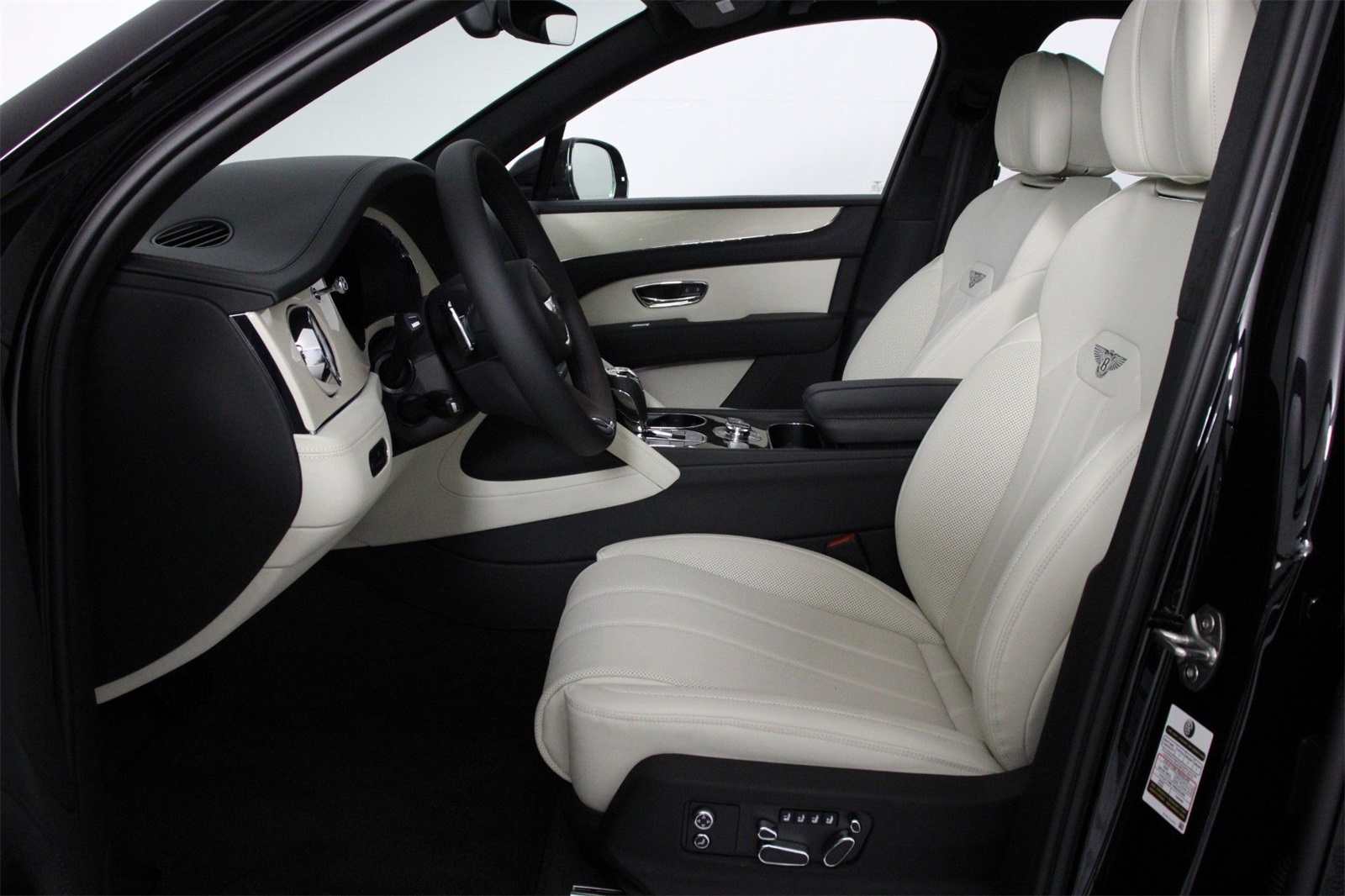 2025 Bentley Bentayga V8 photo 2