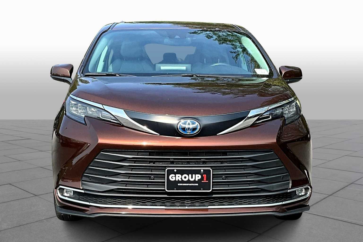 2024 Toyota Sienna XLE photo 3