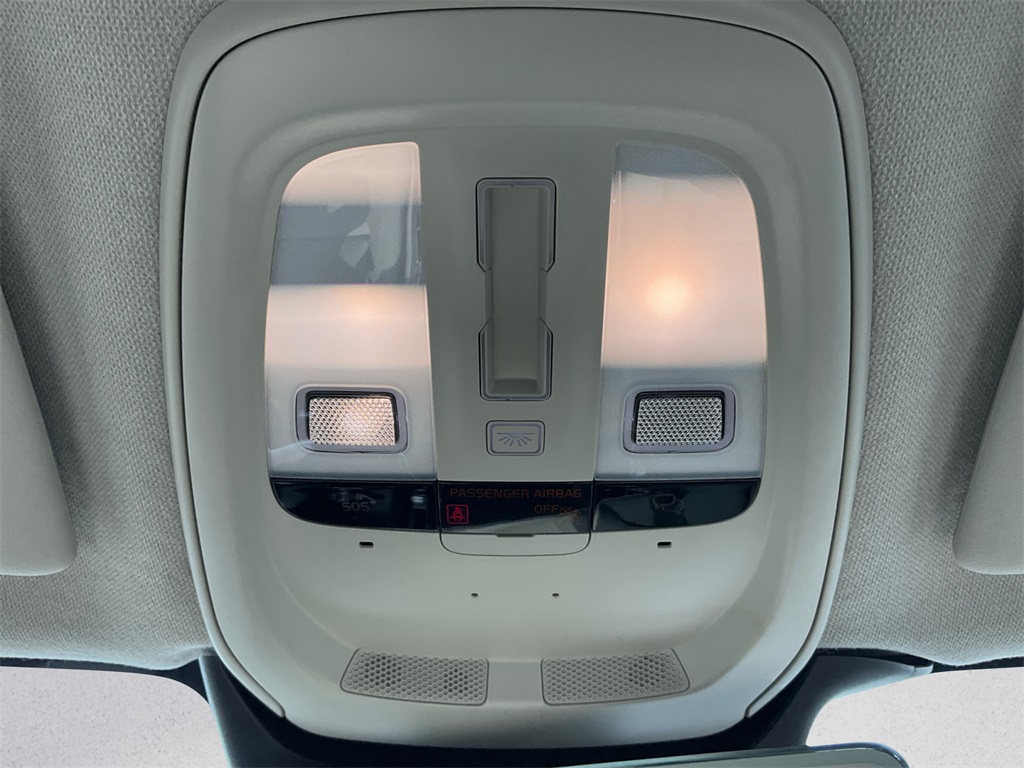 2024 Volvo XC40 Plus photo 11