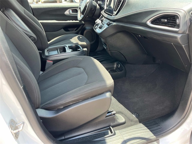 2023 Chrysler Pacifica Touring photo 2
