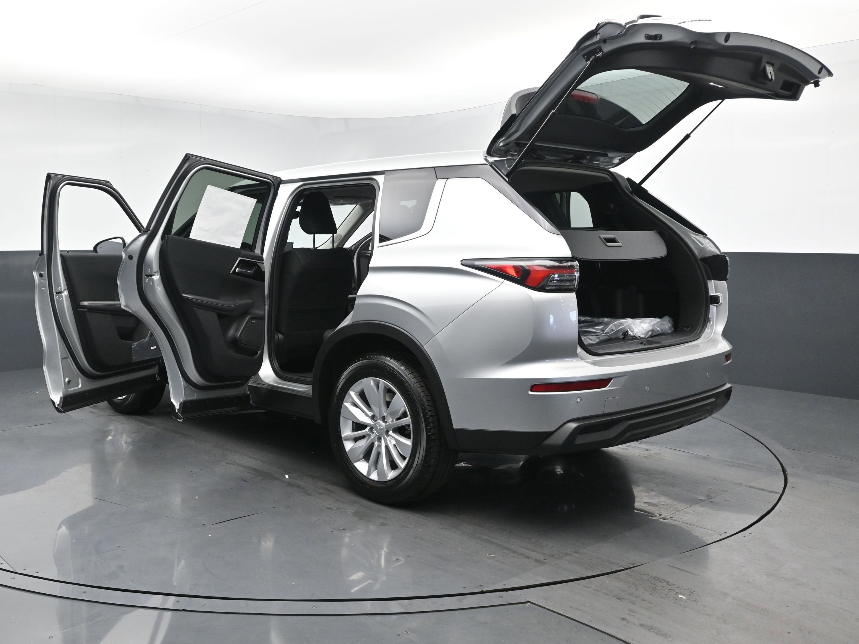 2025 Mitsubishi Outlander ES photo 29