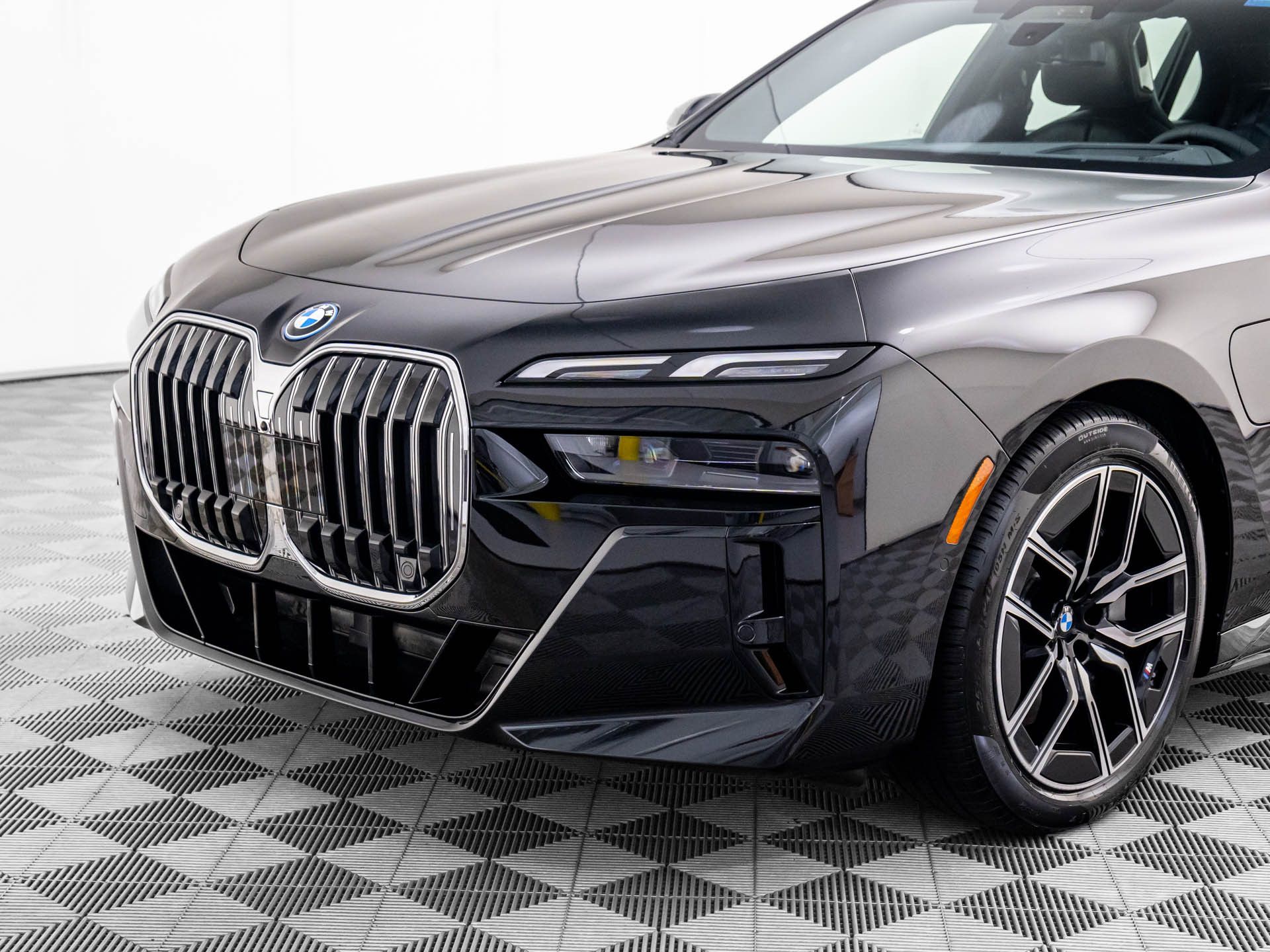 New 2025 Black Sapphire Metallic BMW 750e xDrive image 39
