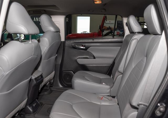2022 Toyota Highlander XLE photo 16