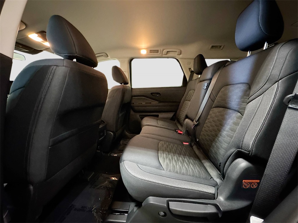 2025 Nissan Pathfinder SV photo 13