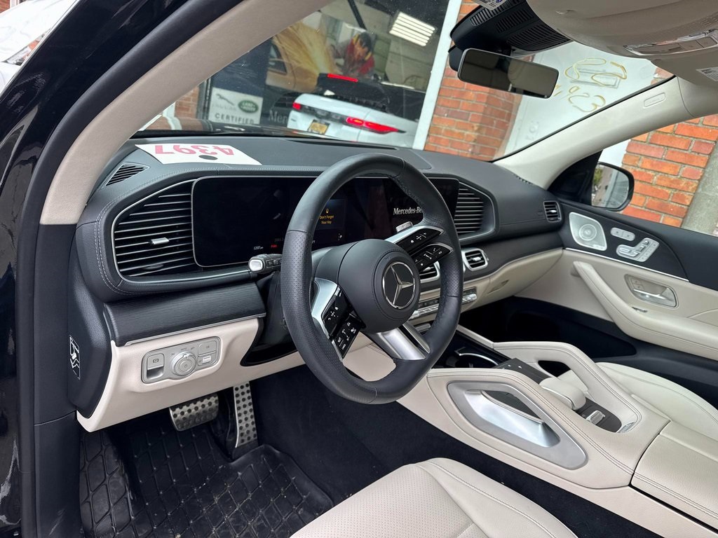 2025 Mercedes Benz GLS 450 4MATIC photo 3