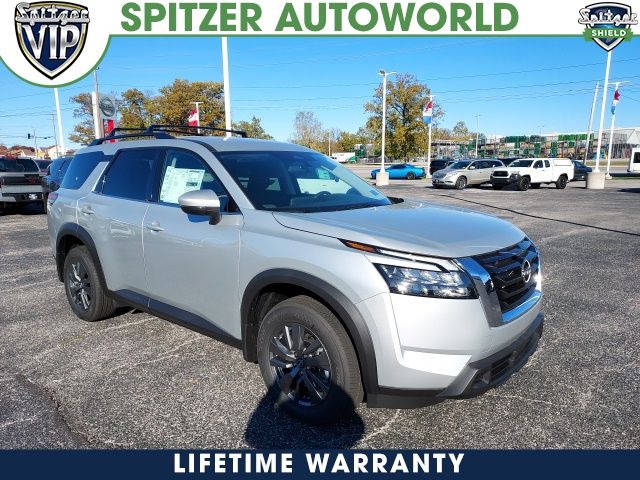 2025 Nissan Pathfinder SV's photo