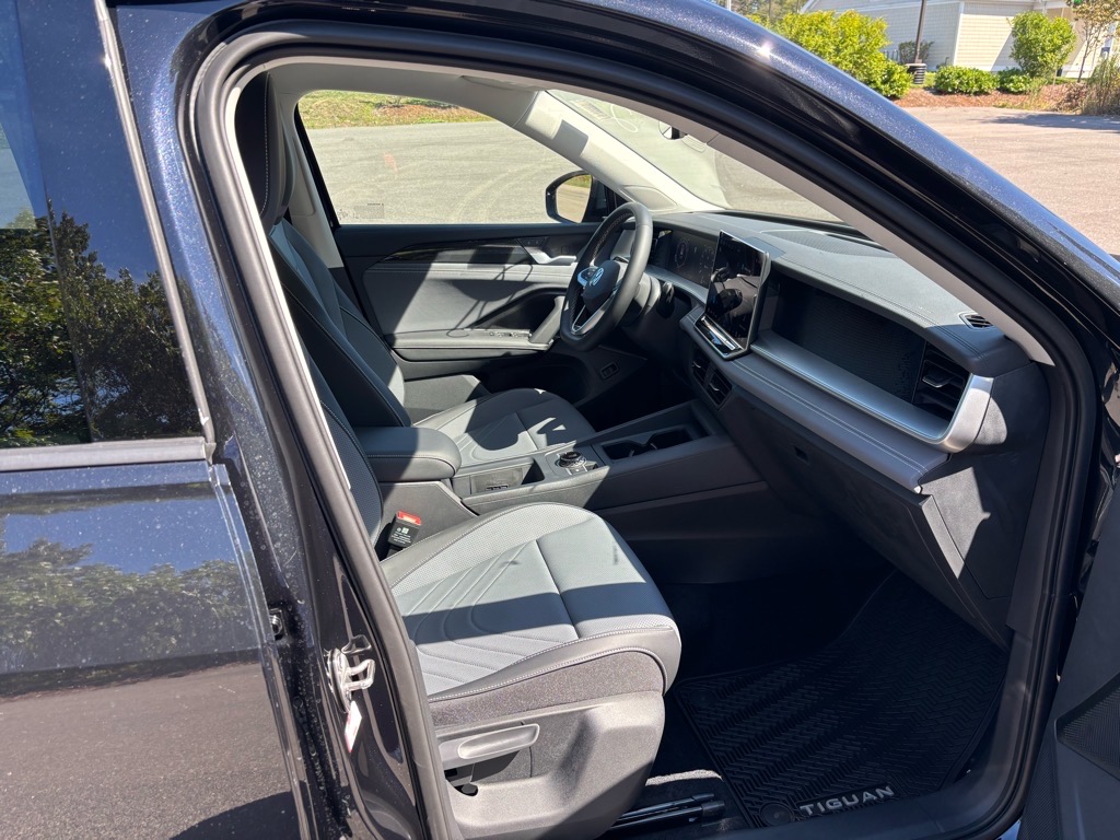 2025 Volkswagen Tiguan SE photo 4