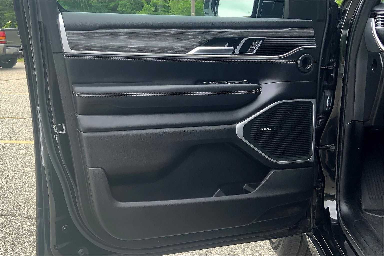 2024 Jeep Wagoneer L Series II photo 21