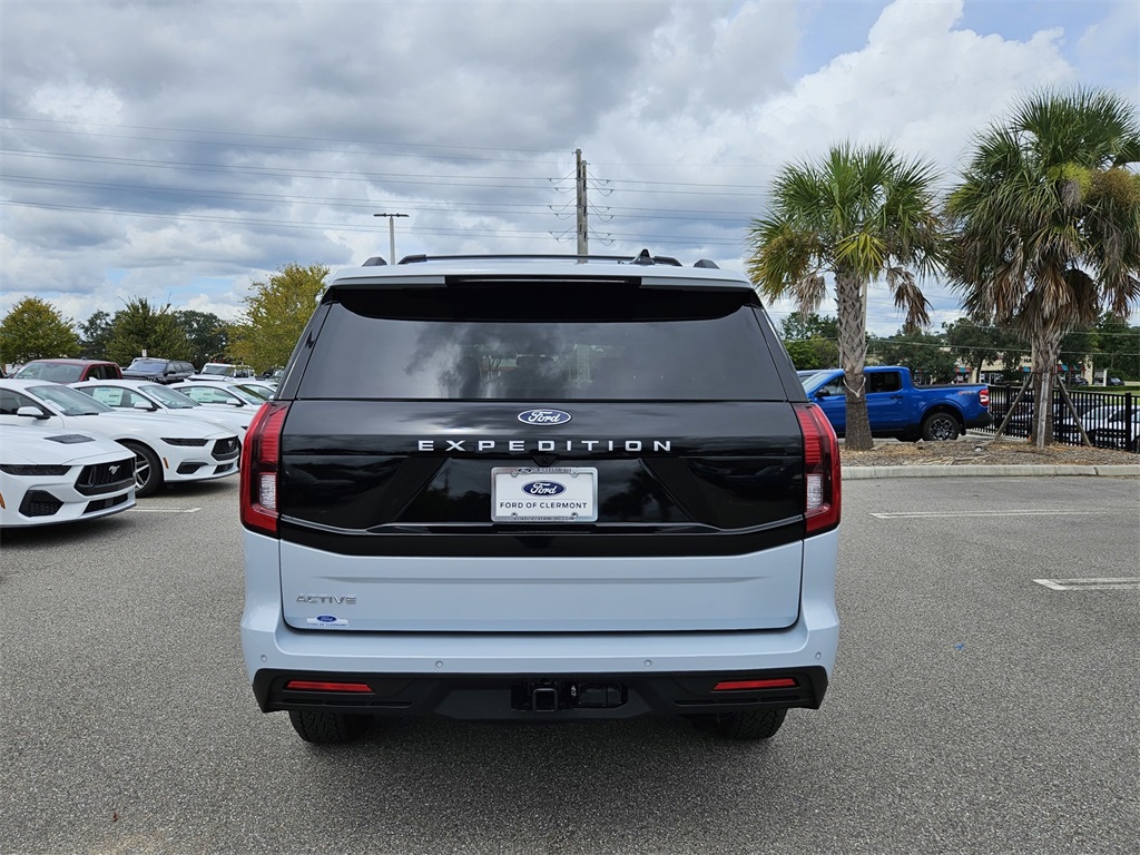 2025 Ford Expedition photo 2