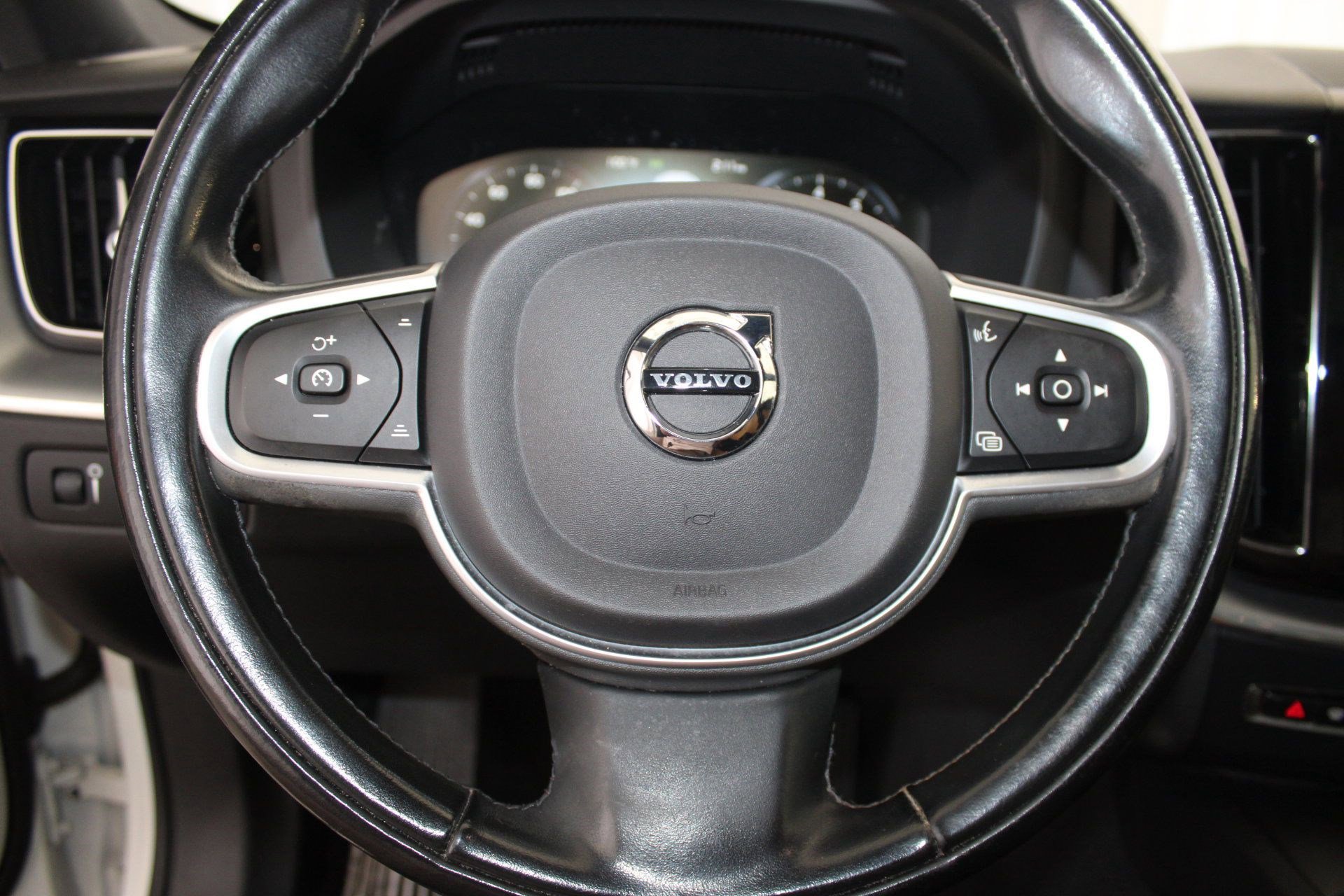 2020 Volvo XC60 T5 Momentum photo 14