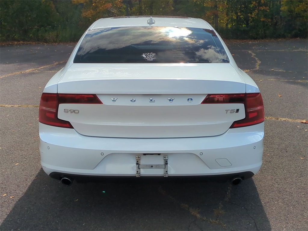 2018 Volvo S90 T5 Momentum photo 4