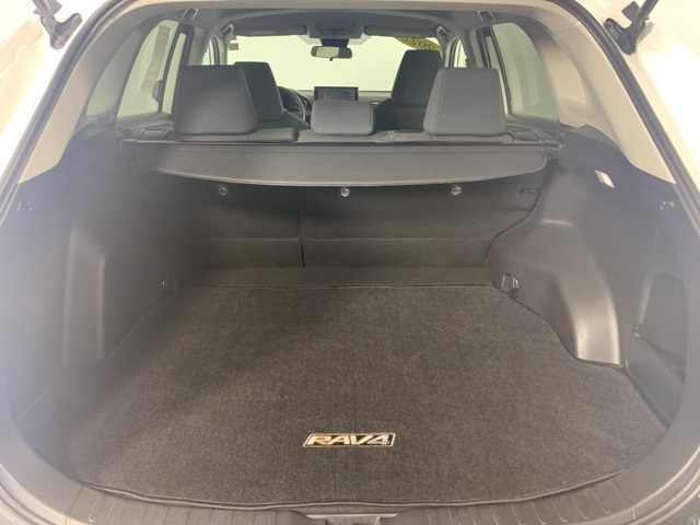 2022 Toyota RAV4 LE photo 28