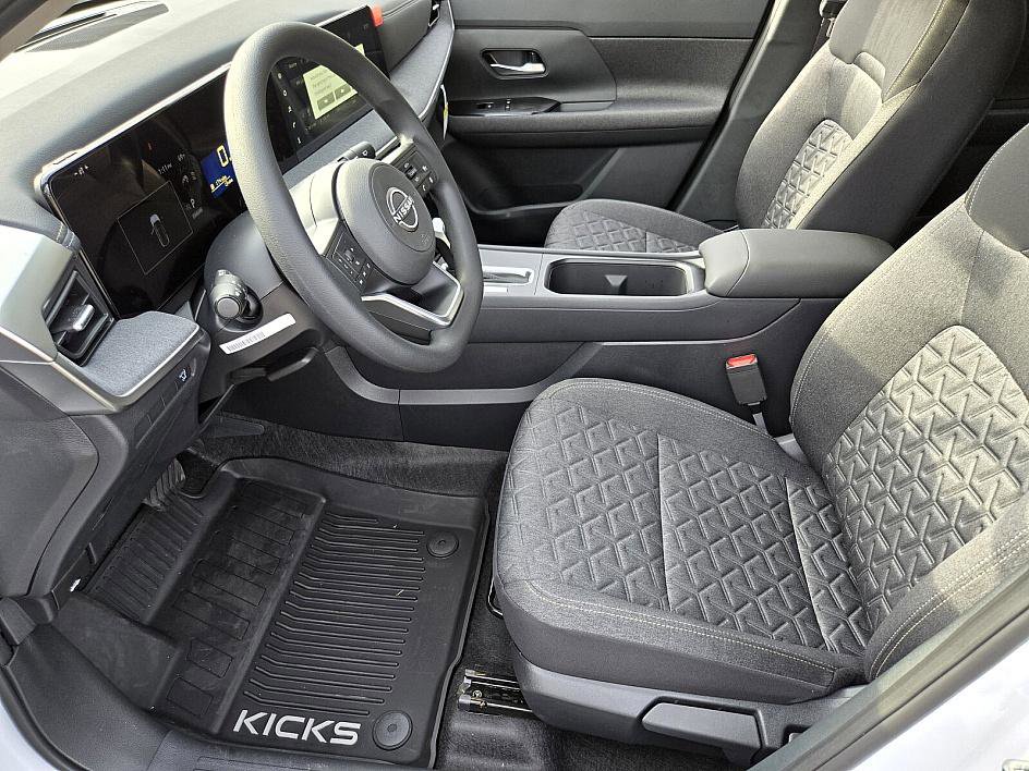 2025 Nissan Kicks SV photo 6