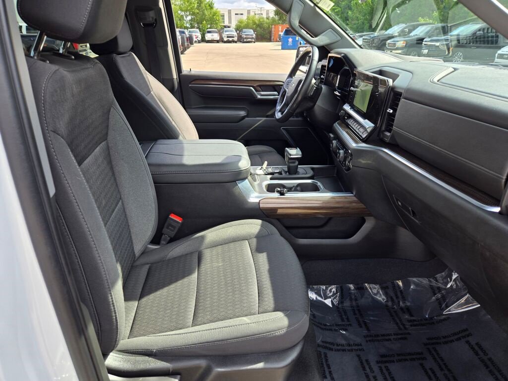 2023 Chevrolet Silverado 1500 RST photo 3