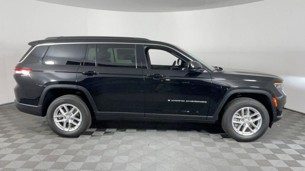 2025 Jeep Grand Cherokee Laredo X photo 3