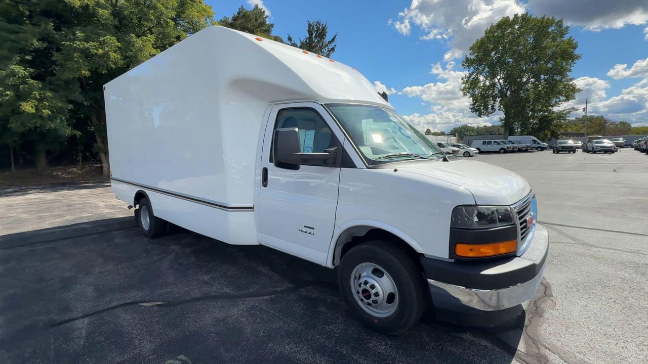 2025 Gmc Savana Cutaway photo 2
