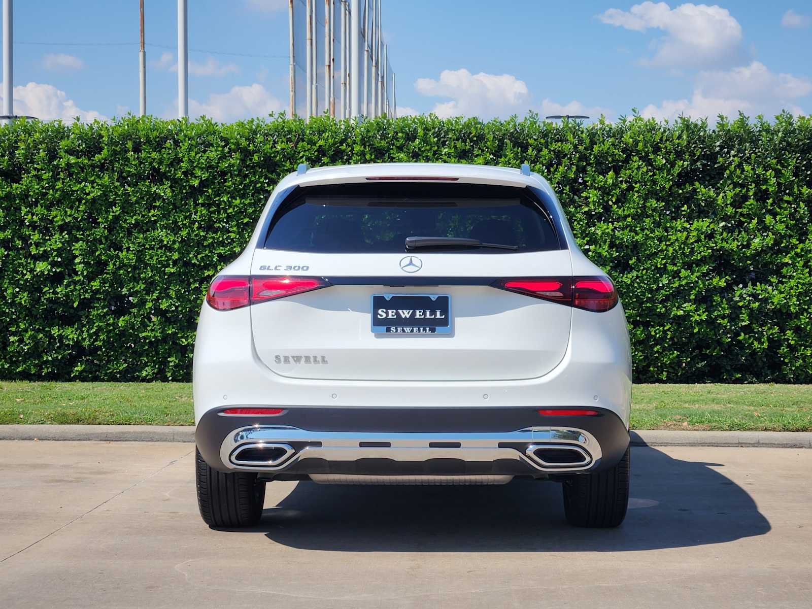 2025 Mercedes Benz GLC 300 photo 4