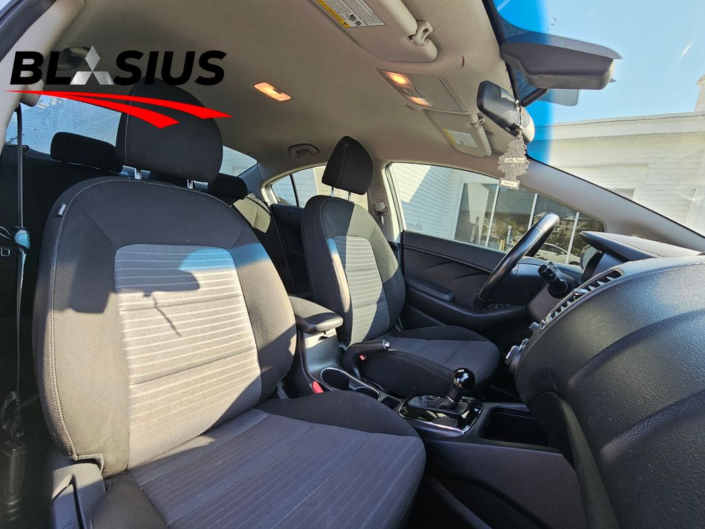 2017 Kia Forte S photo 11