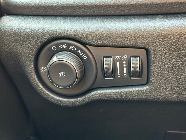 2025 Chrysler Pacifica photo 17