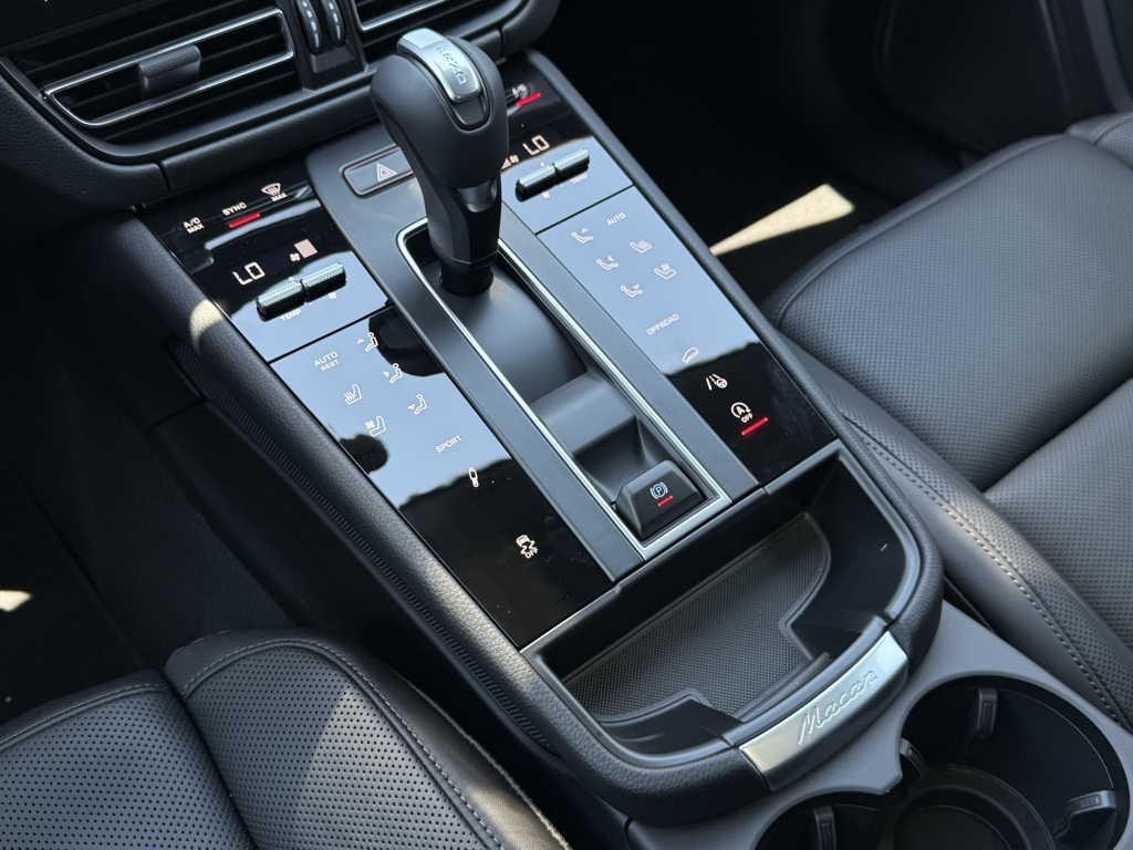 2025 Porsche Macan S photo 19