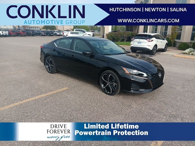 2025 Nissan Altima SR's photo