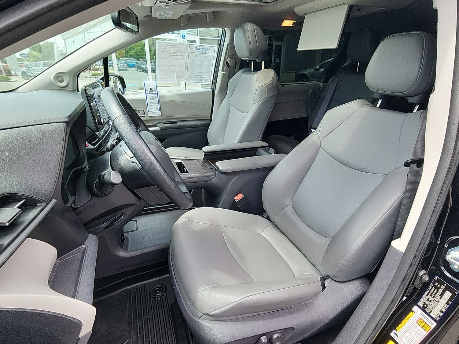 2021 Toyota Sienna XLE photo 5