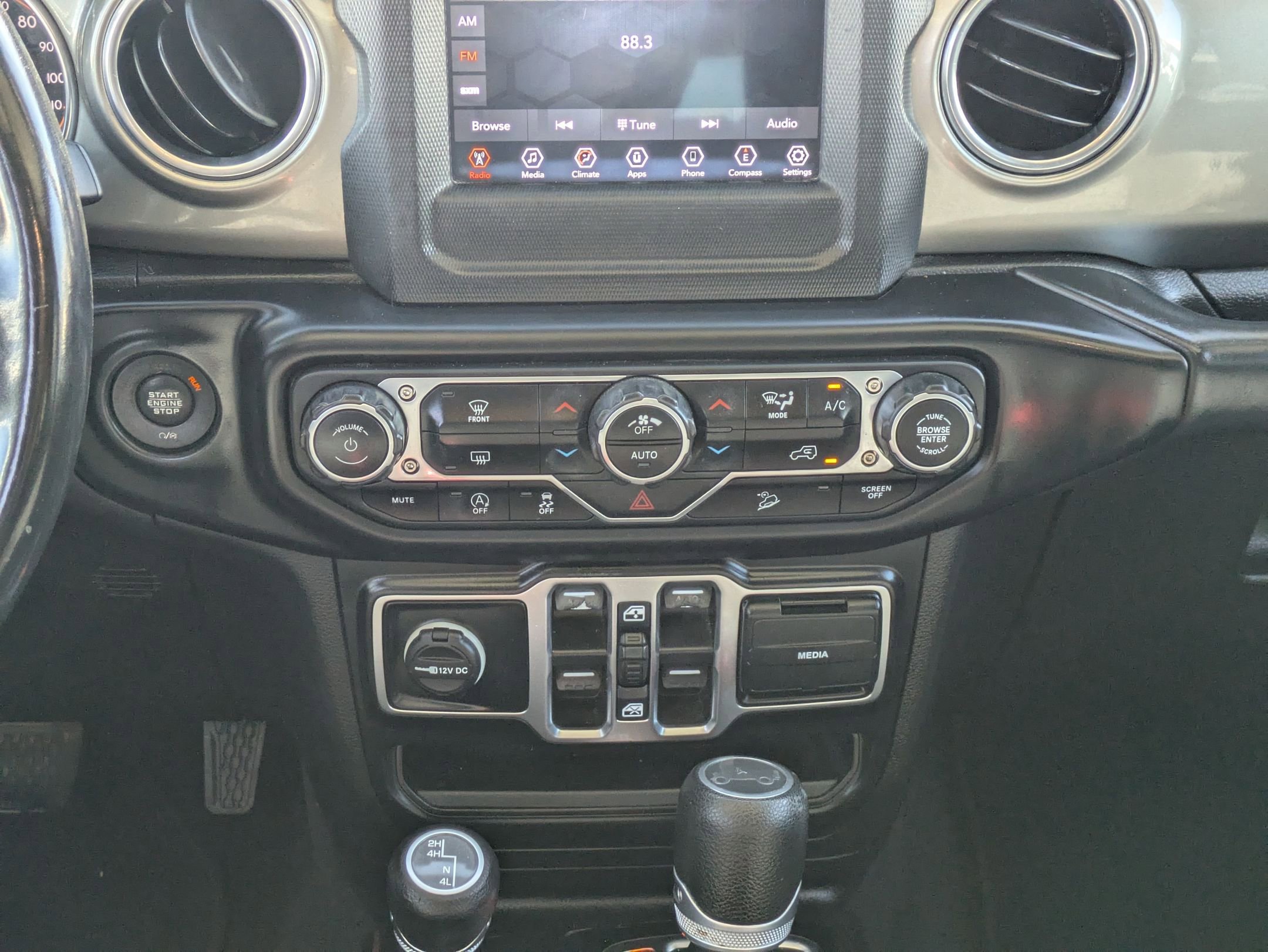 2019 Jeep Wrangler Unlimited Sahara photo 18