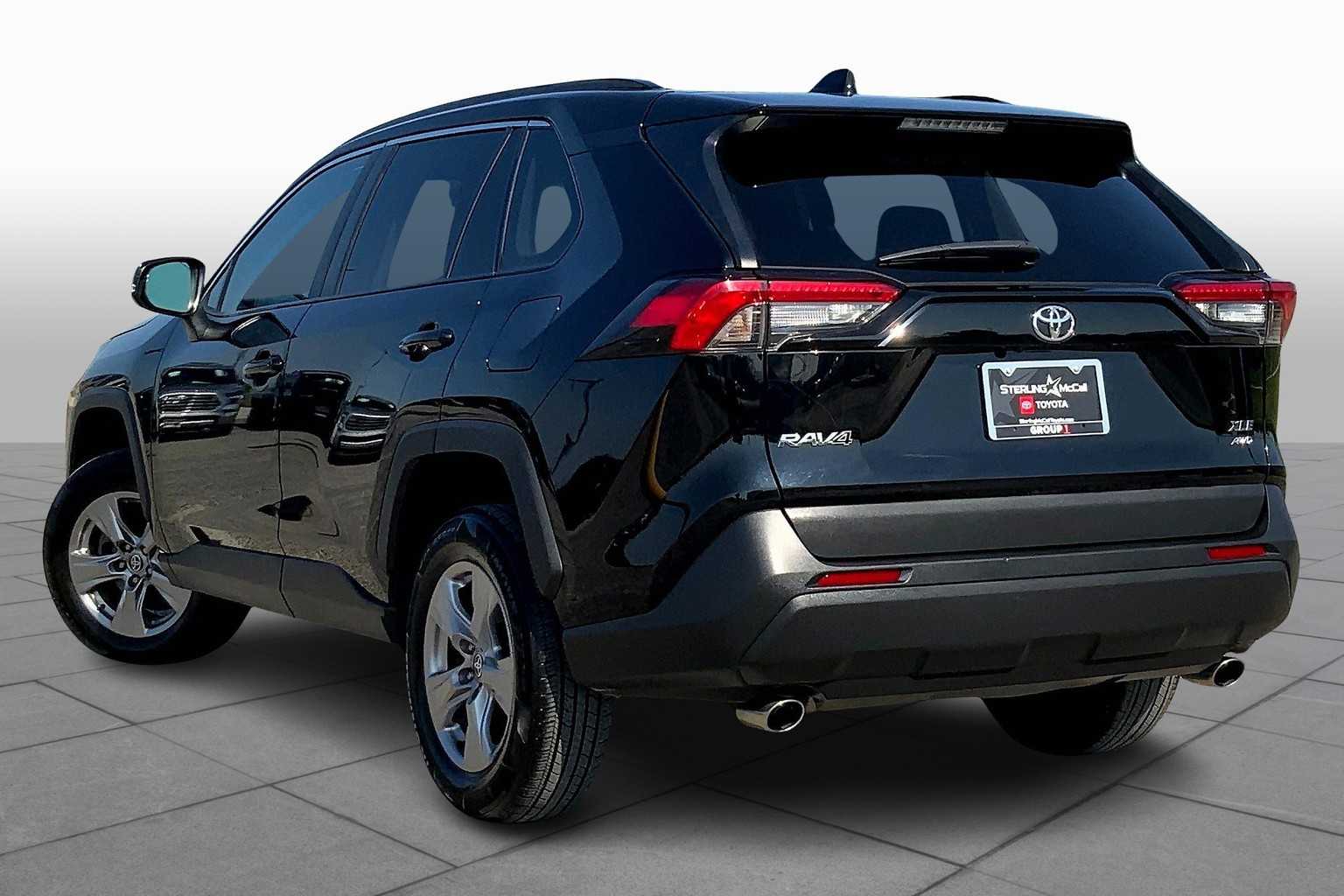 2022 Toyota RAV4 XLE photo 10