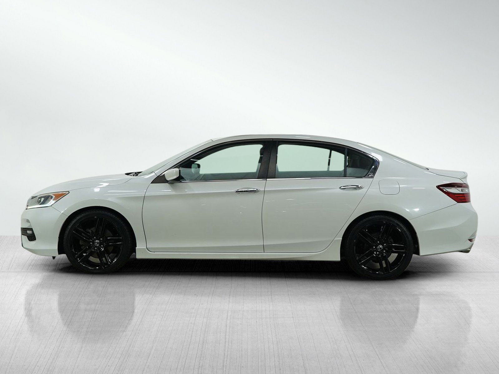 Used 2017 Honda Accord Sport SE with VIN 1HGCR2F14HA030639 for sale in Burnsville, Minnesota