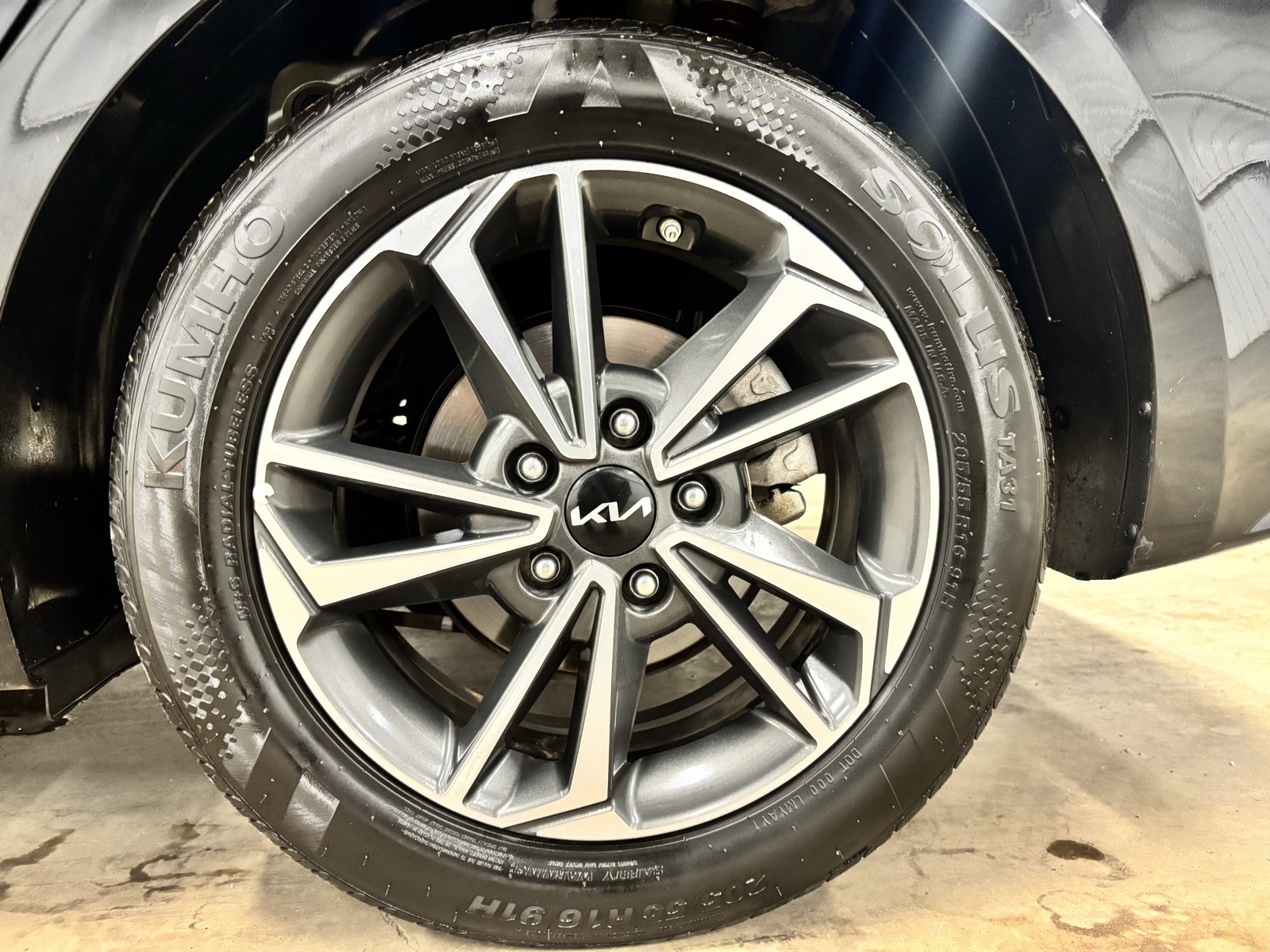 2024 Kia Forte LXS photo 3