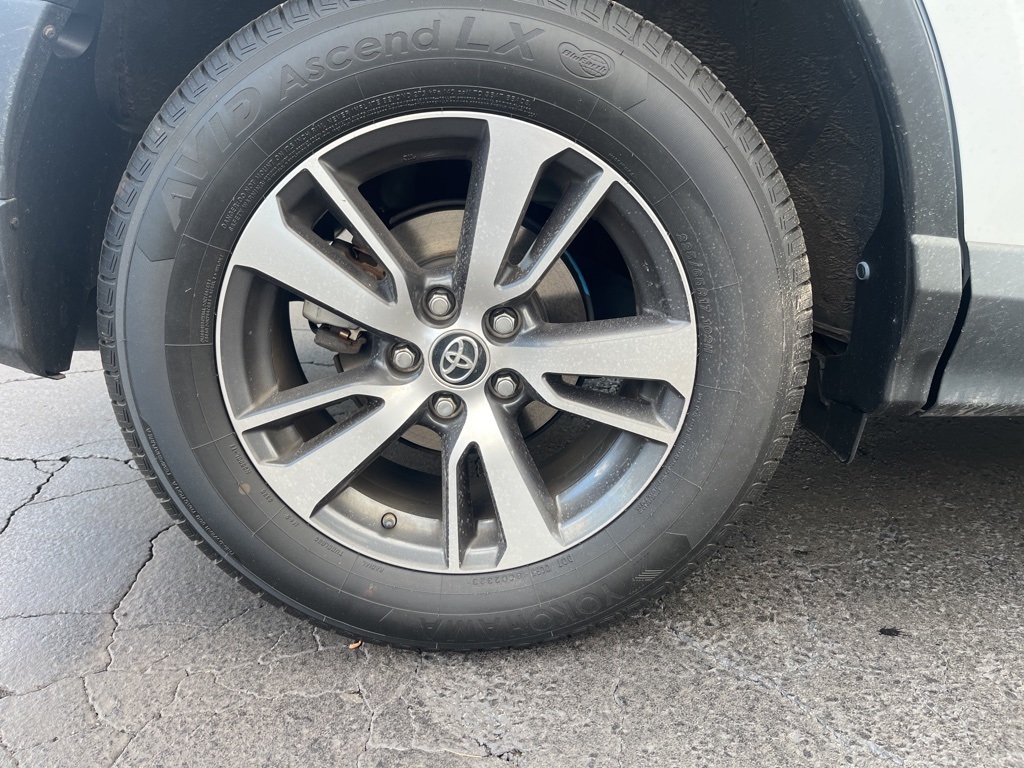 2016 Toyota RAV4 XLE photo 4