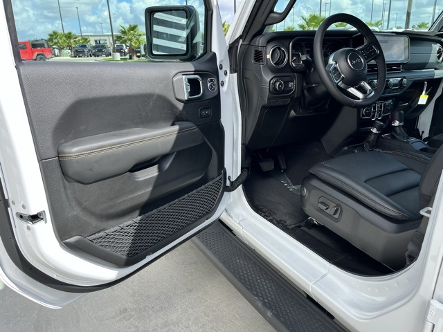 2025 Jeep Wrangler Sahara photo 13