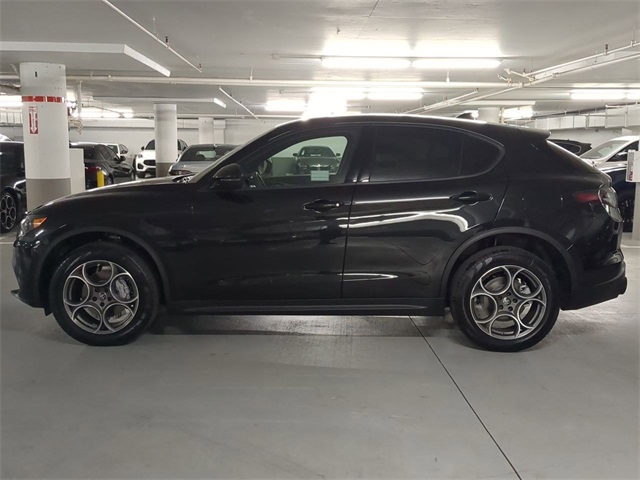 2025 Alfa Romeo Stelvio Sprint Base photo 3