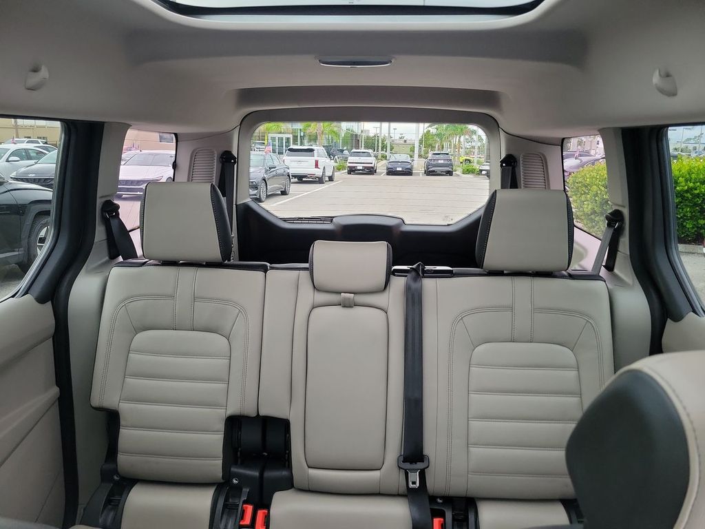 2022 Ford Transit Connect Titanium photo 5