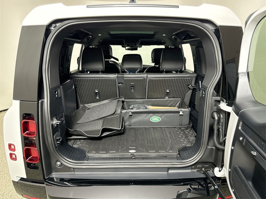 2025 Land Rover Defender 110 X-Dynamic SE photo 21