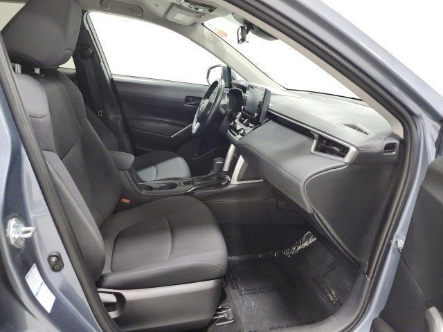 2022 Toyota Corolla Cross LE photo 9